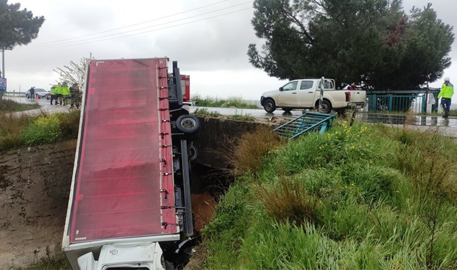 Bursa’da feci kaza: Kamyon dere yatağına düştü