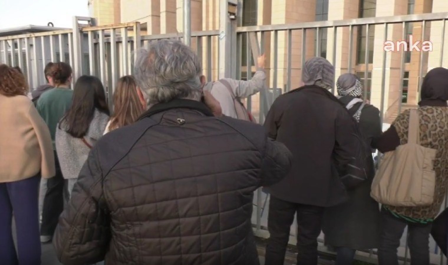 Çağlayan’da adalet için bekleyen anneler: Alınlarının akıyla çıkacaklar, hırsızlık yapmadılar, dolandırıcılık yapmadılar