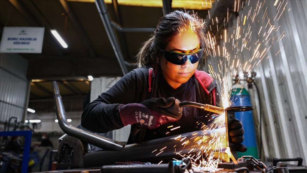 Çalışan kadınların sayısı erkeklerin yarısından az