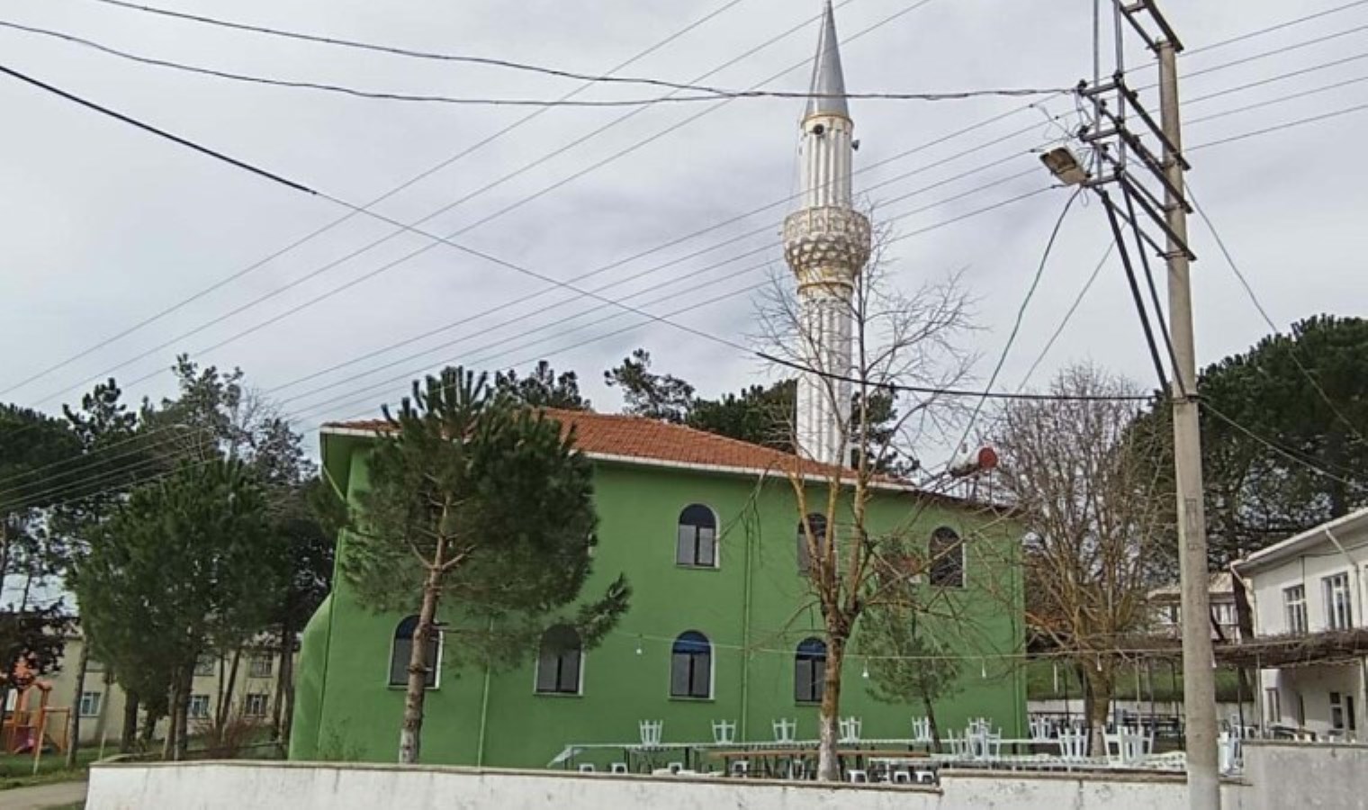 Camiden asırlık 6 halıyı çalan şüpheliler tutuklandı