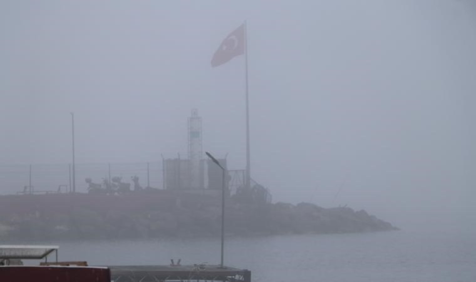 Çanakkale Boğazı sis nedeniyle çift yönlü olarak ulaşıma kapatıldı