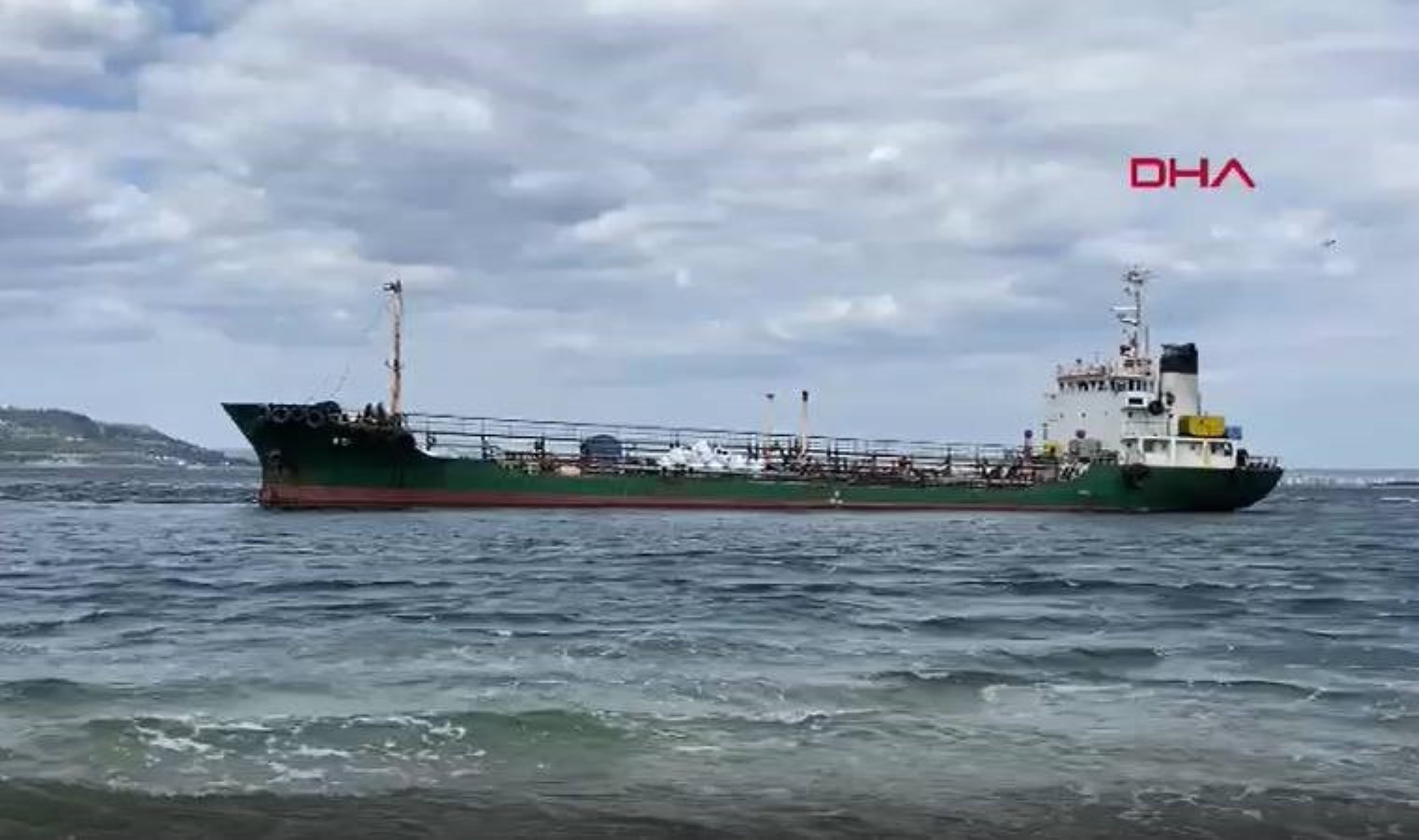 Çanakkale Boğazı’nda atık taşıma tankeri karaya oturdu!