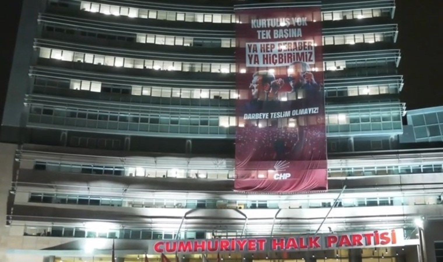 CHP Genel Merkezi’ne ‘darbeye teslim olmayız’ pankartı asıldı