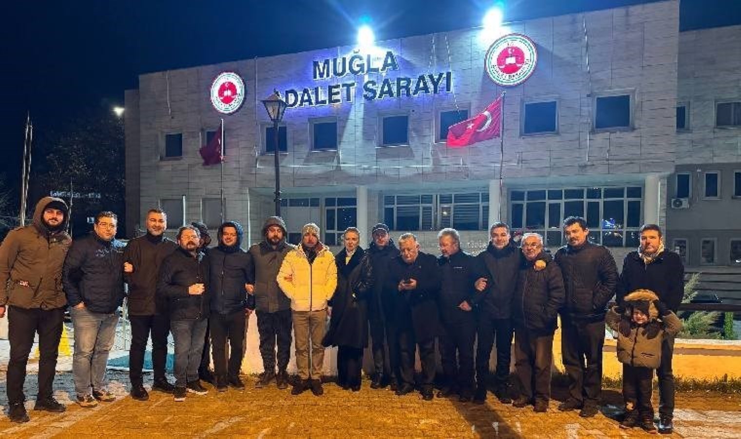 CHP Muğla İl Başkanı, tutuklu öğrenciler için adliye önünde nöbete başladı!