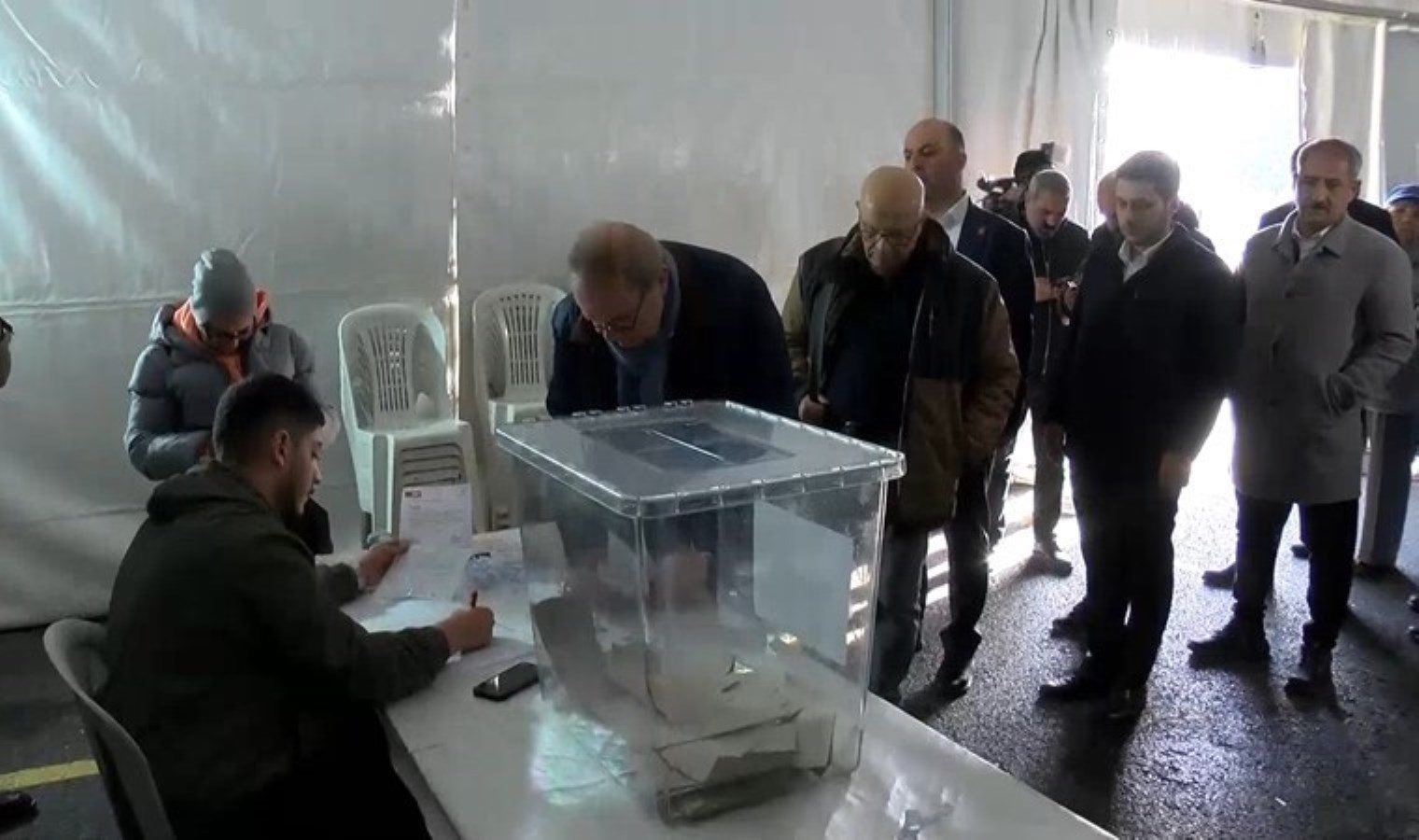 CHP’liler ön seçim için oy kullanmaya başladı