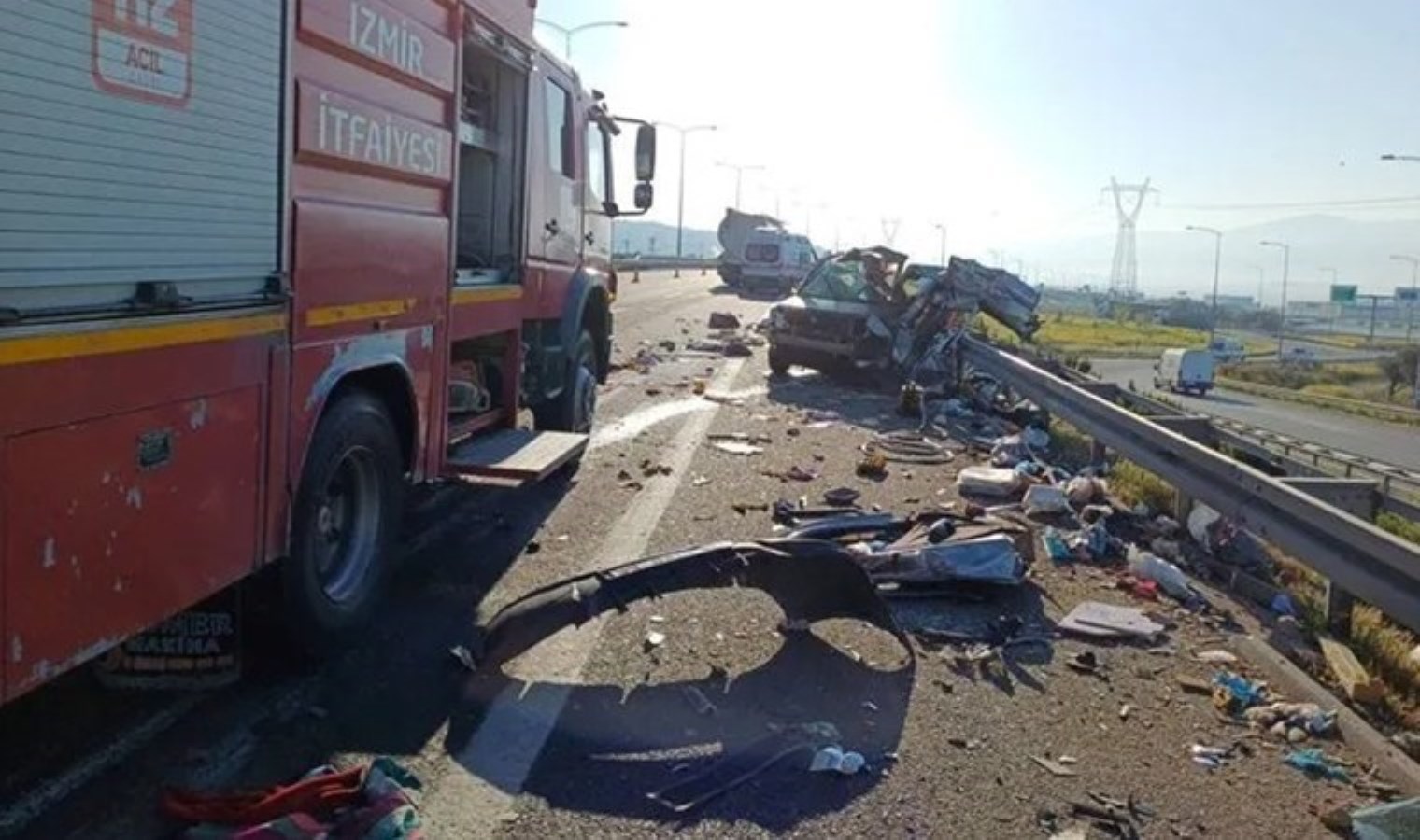 Çıkışı kaçırdı! Geri gelirken kamyon çarptı: 1 ölü, 2 ağır yaralı