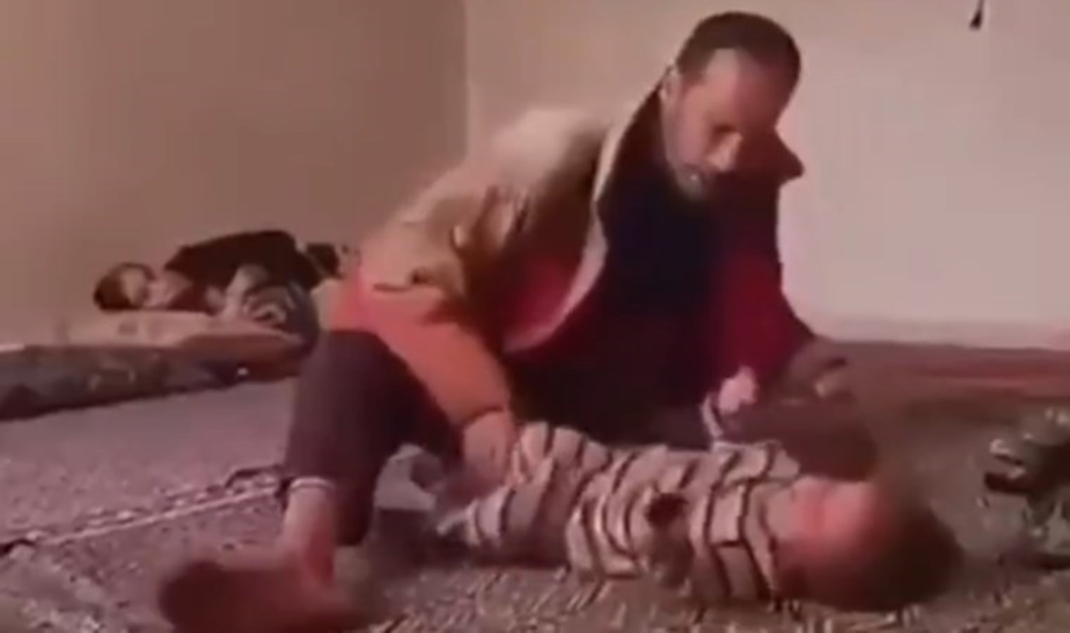 Dehşet görüntüler: Çocuğa öldüresiye şiddet uygulayan baba tutuklandı