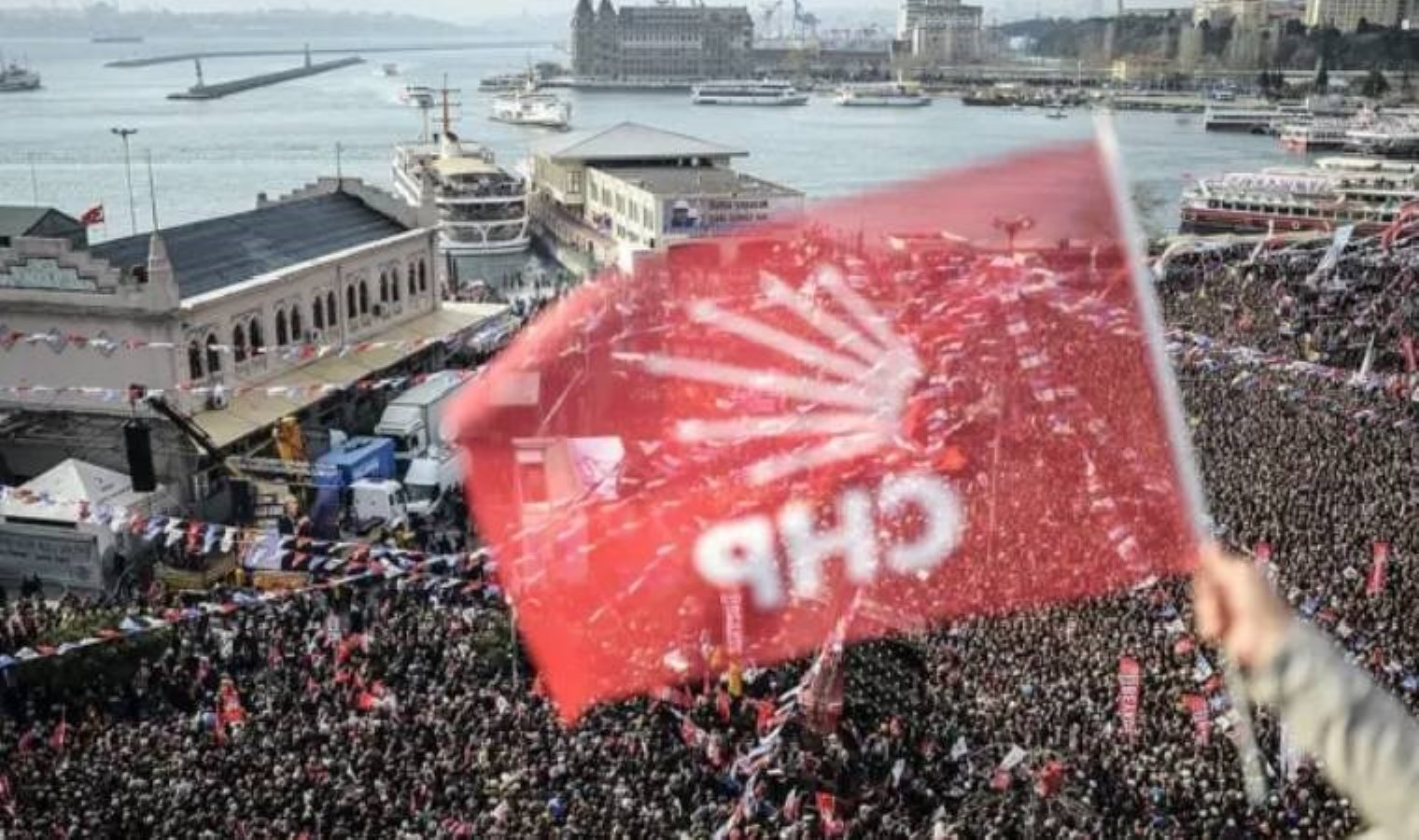 Deniz Yücel saat verdi, halka çağrıda bulundu: ‘CHP parti binalarına davet ediyoruz’