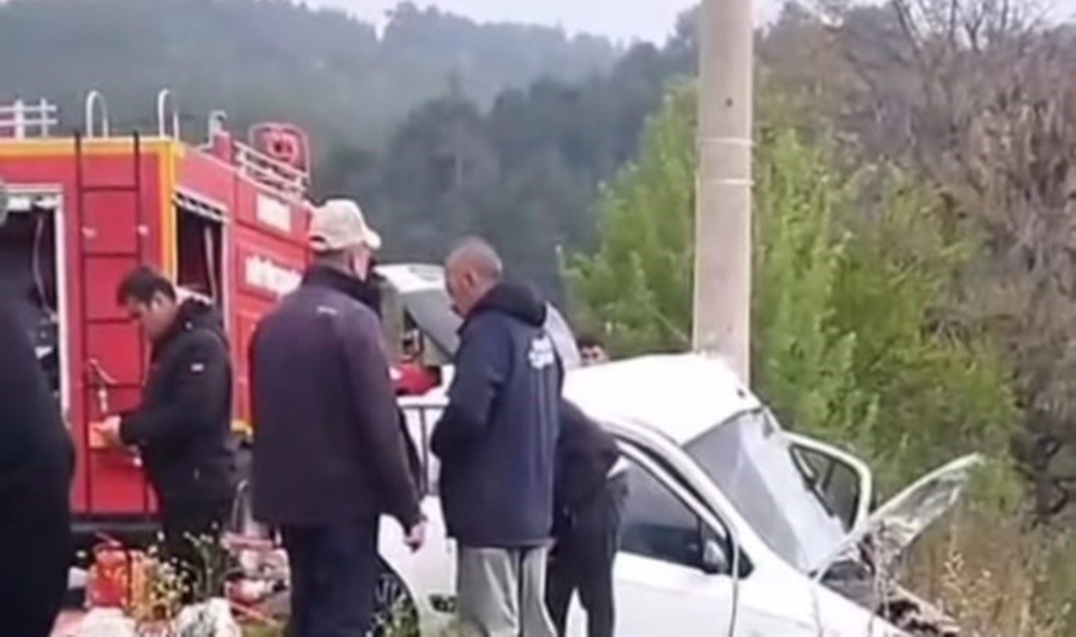 Denizli’de otomobil elektrik direğine çarptı: 2 ölü, 1 yaralı