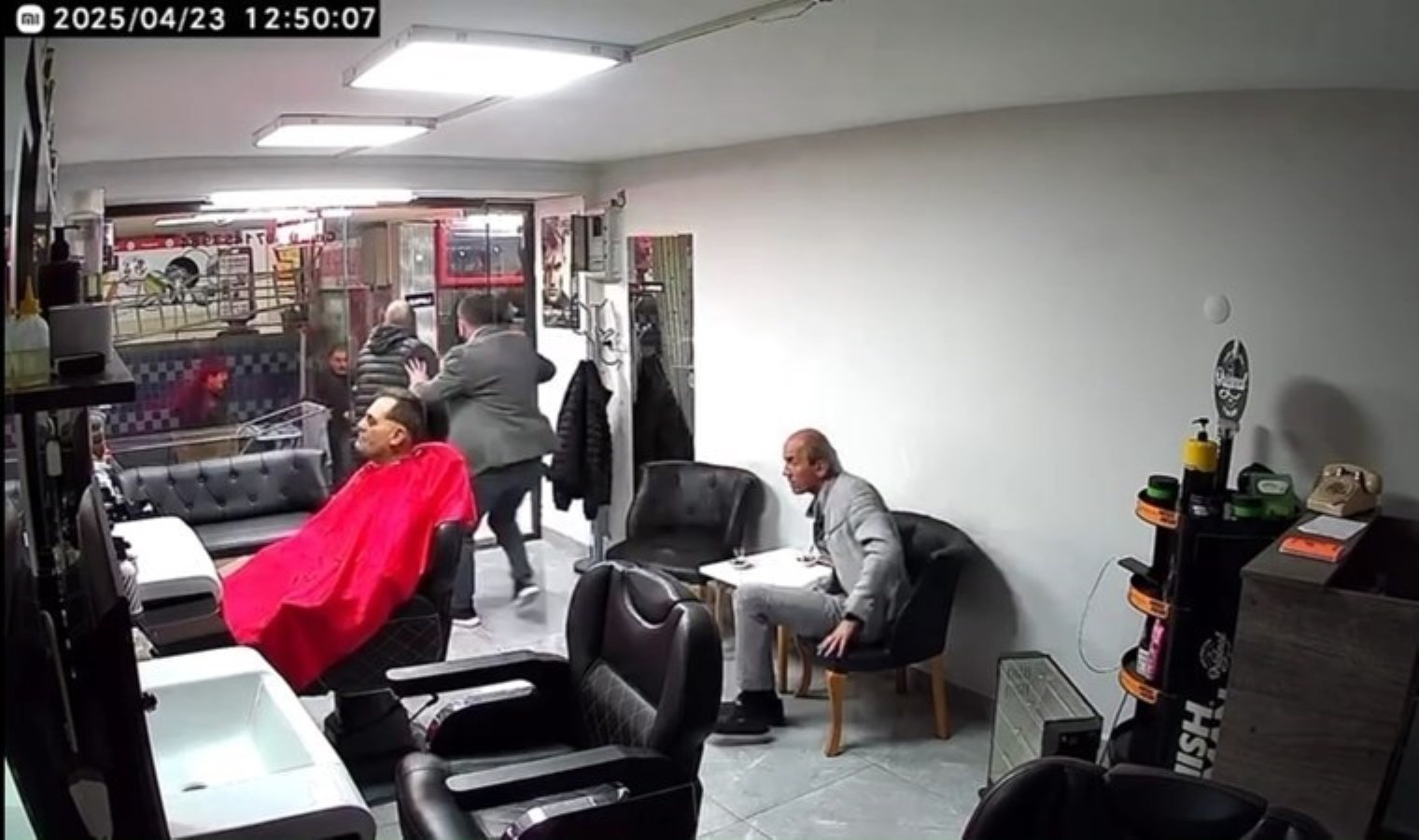 Deprem sırasında tıraş ettiği müşterisini koltukta bırakıp dışarı kaçtı