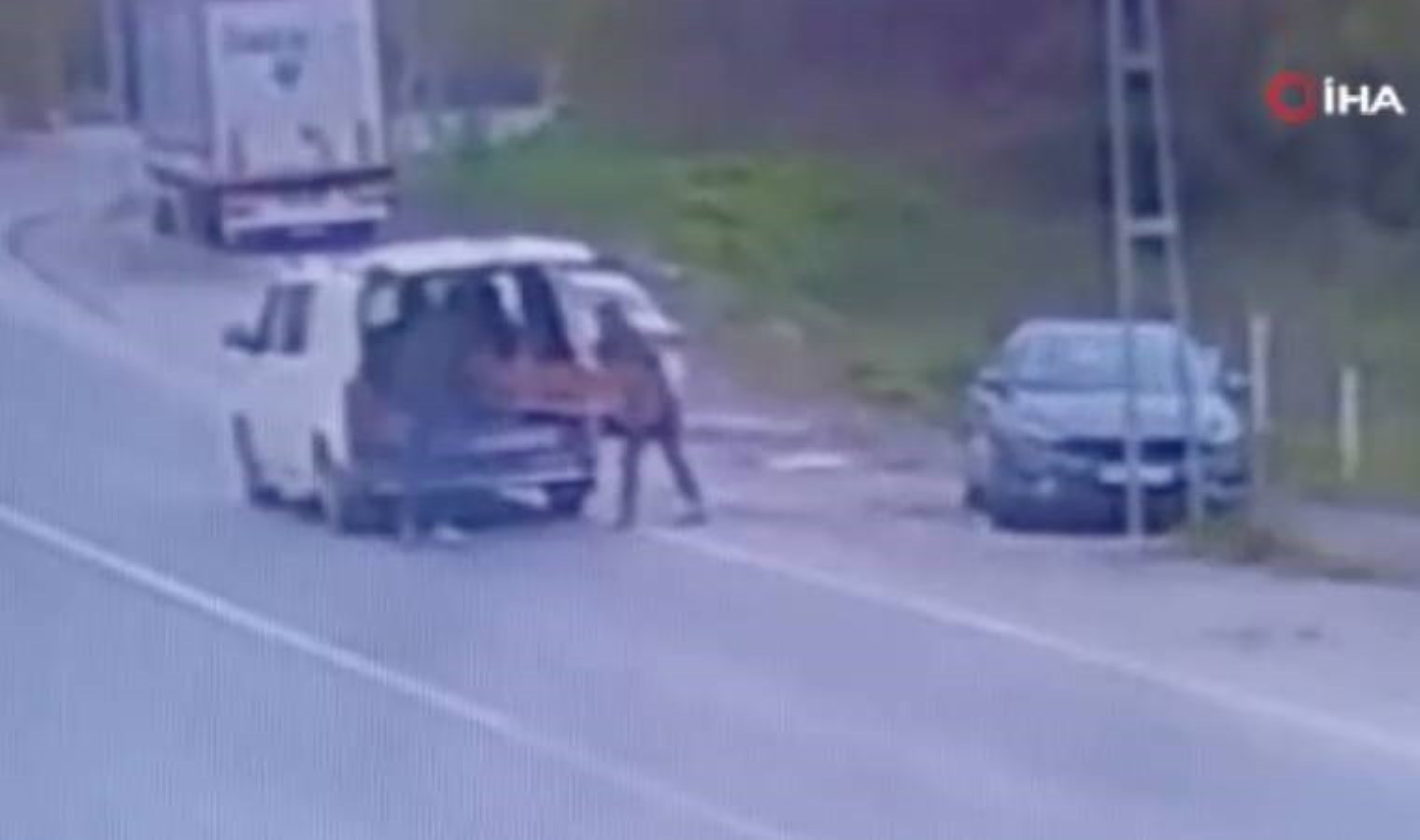 Depremde panikleyen yaşlı ve engelli bireyler için taşınan bankları çaldılar: O anlar kamerada