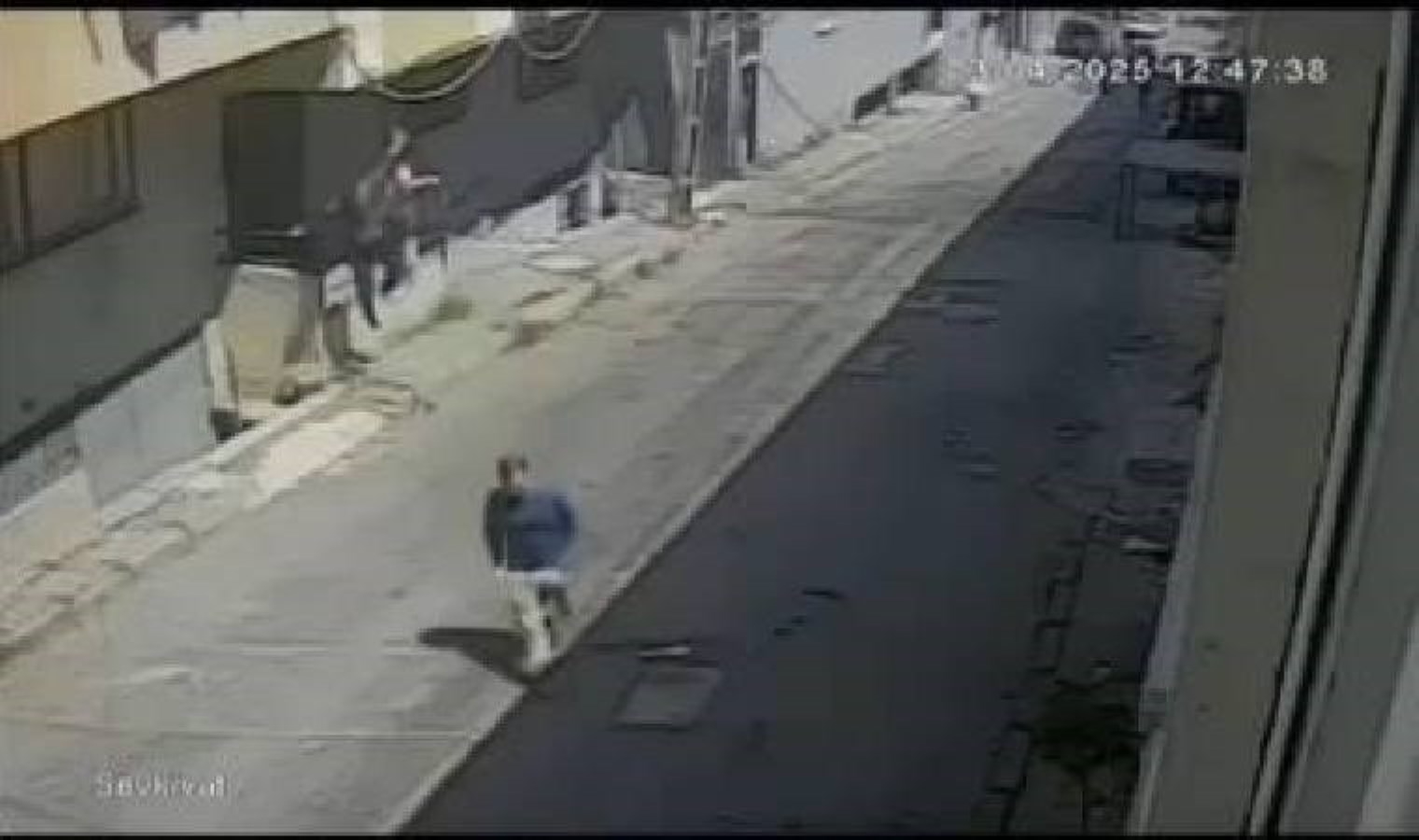 Depreme çalışırken yakalandı, 1’inci kattan atladı!