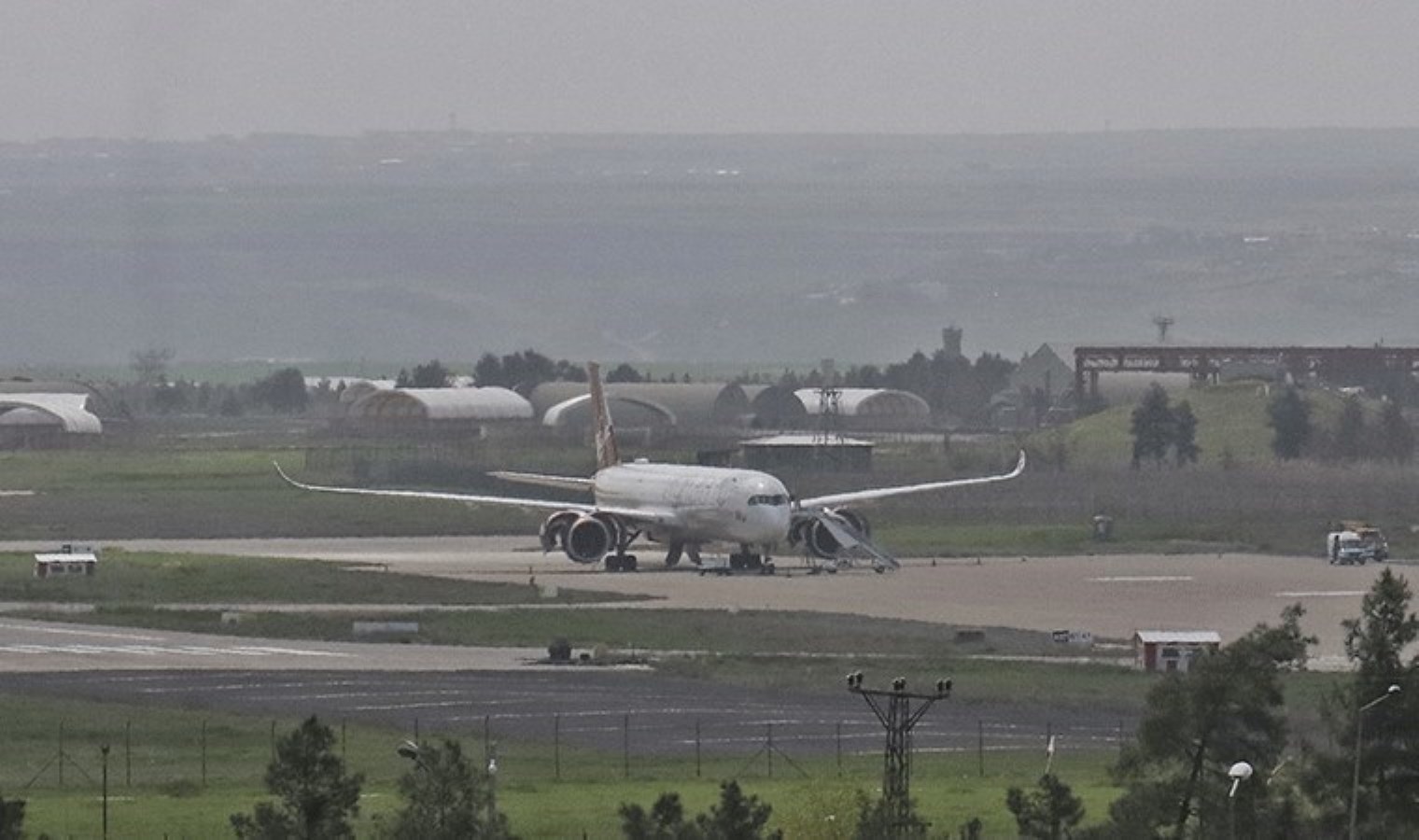 Diyarbakır’a acil iniş yapan uçakta çifte kriz!