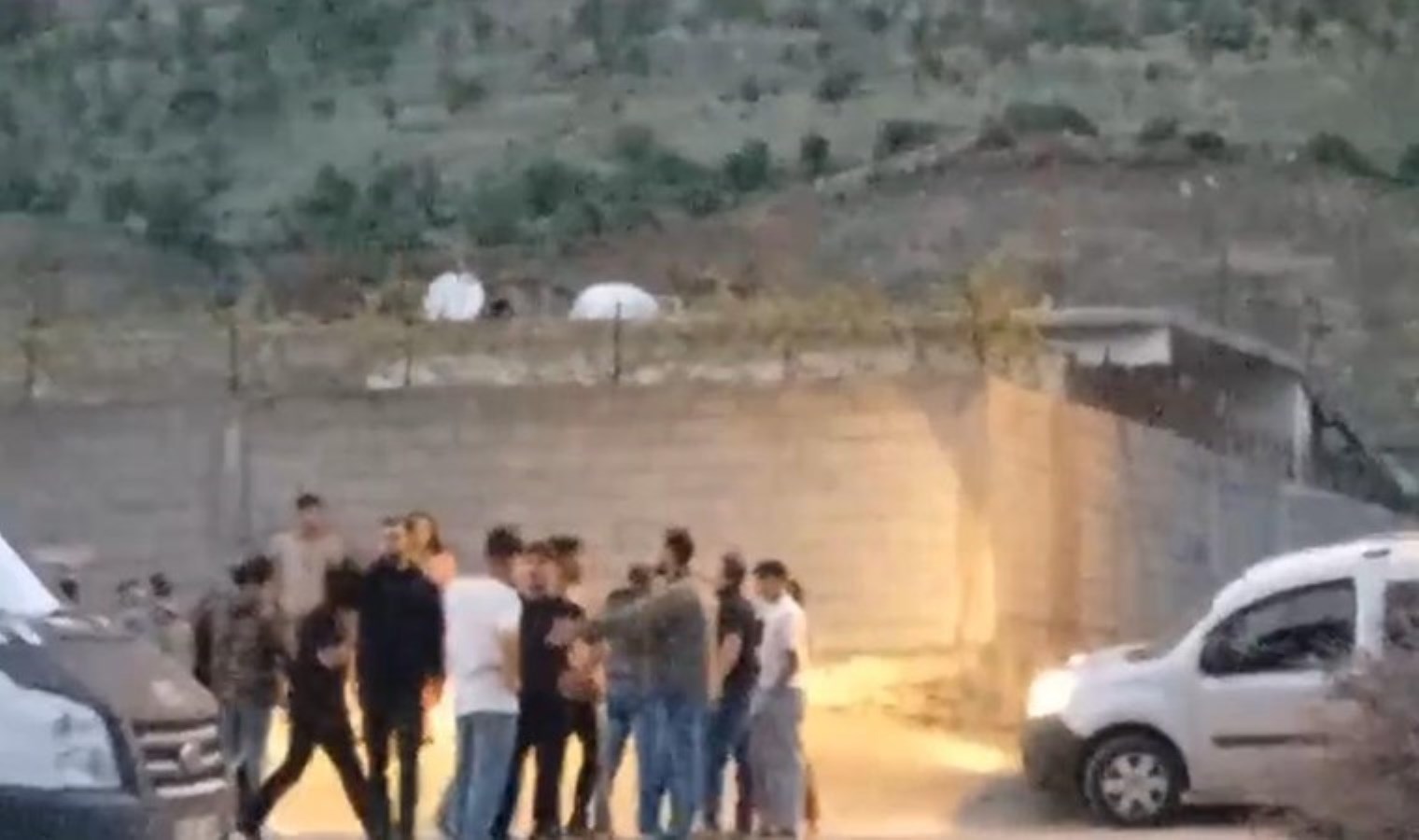 Diyarbakır’da aileler birbirine girdi… Taşlı sopalı kavgada 2’si çocuk, 5 kişi yaralandı!