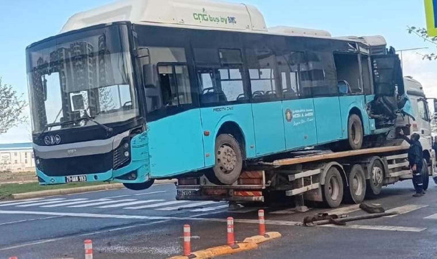 Diyarbakır’da feci kaza… Yük treni belediye otobüsüne çarptı!