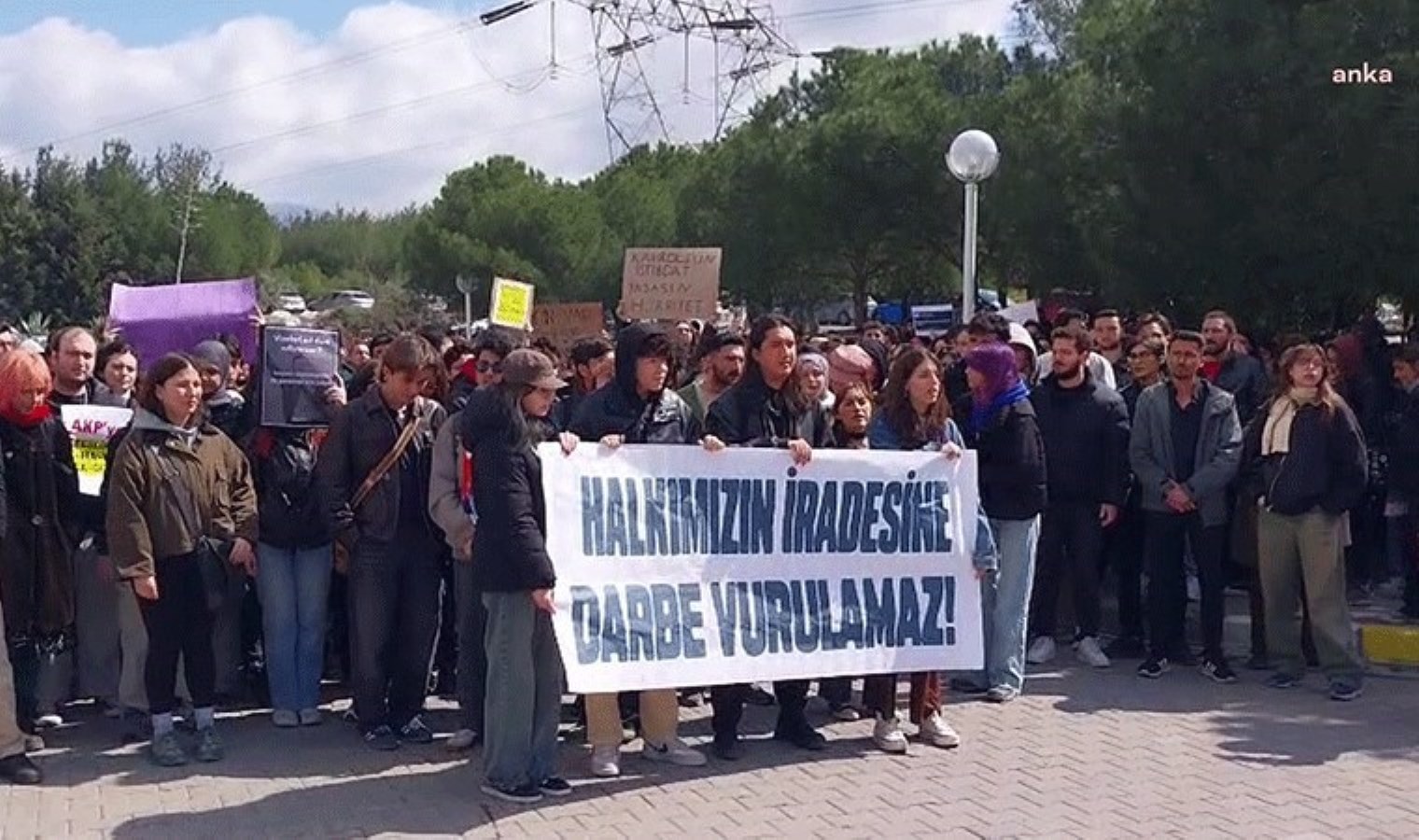 Dokuz Eylül Üniversitesi’nde ‘Ekrem İmamoğlu’ protestosu! Polis öğrencilere müdahale etti