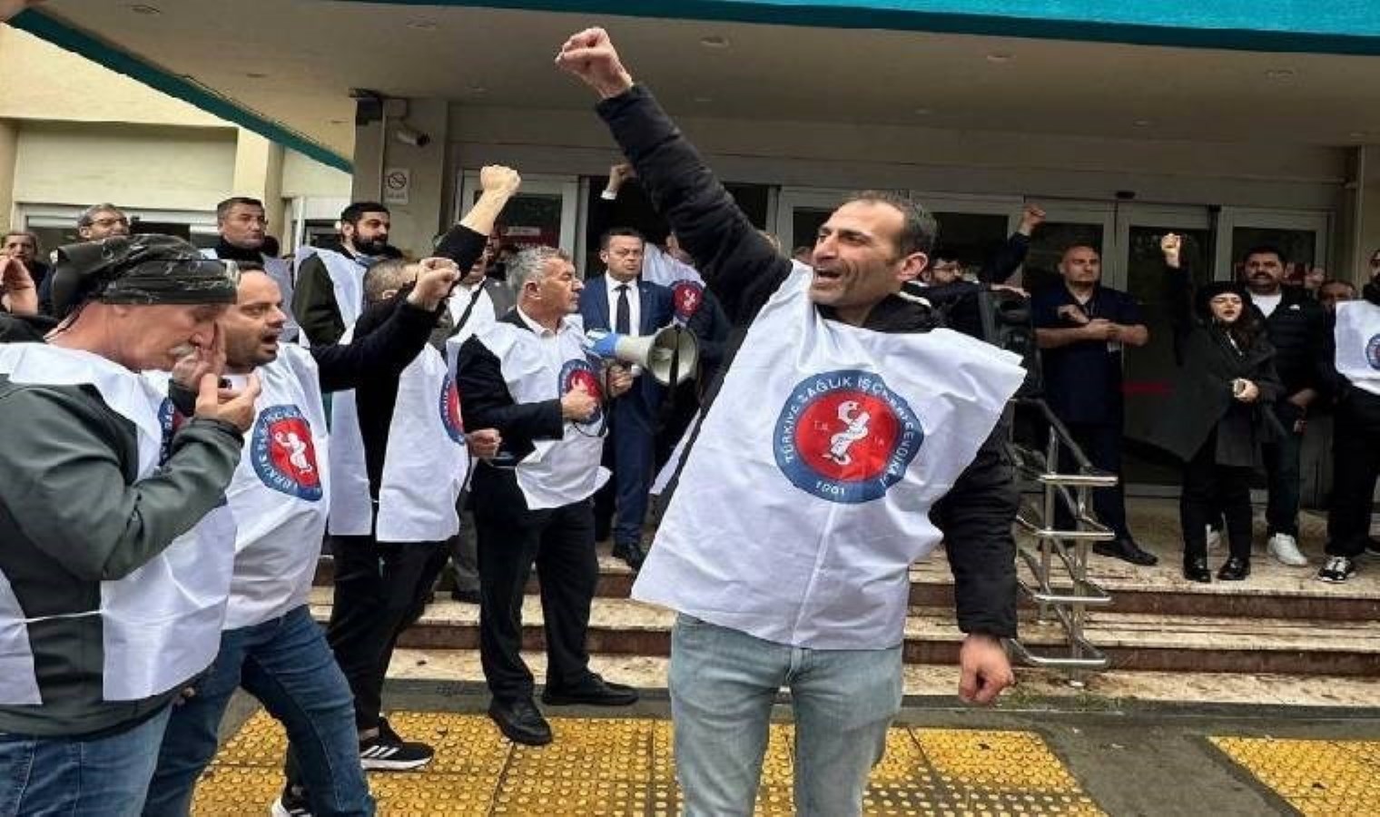 Dokuz Eylül’de sağlık işçileri haklarını arıyor