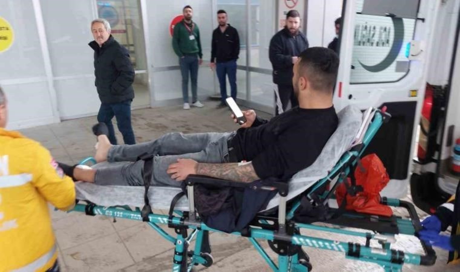 Dolmuş bekleyen gence silahlı saldırı