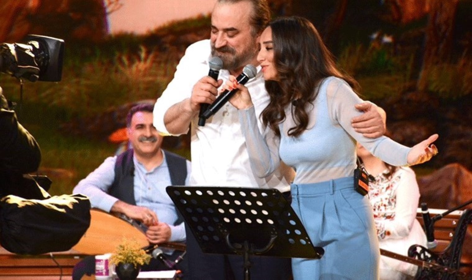 Edip Akbayram’ın kızı Türkü Akbayram’dan ‘Volkan Konak’ paylaşımı: ‘Sarıldınız mı oralarda…’