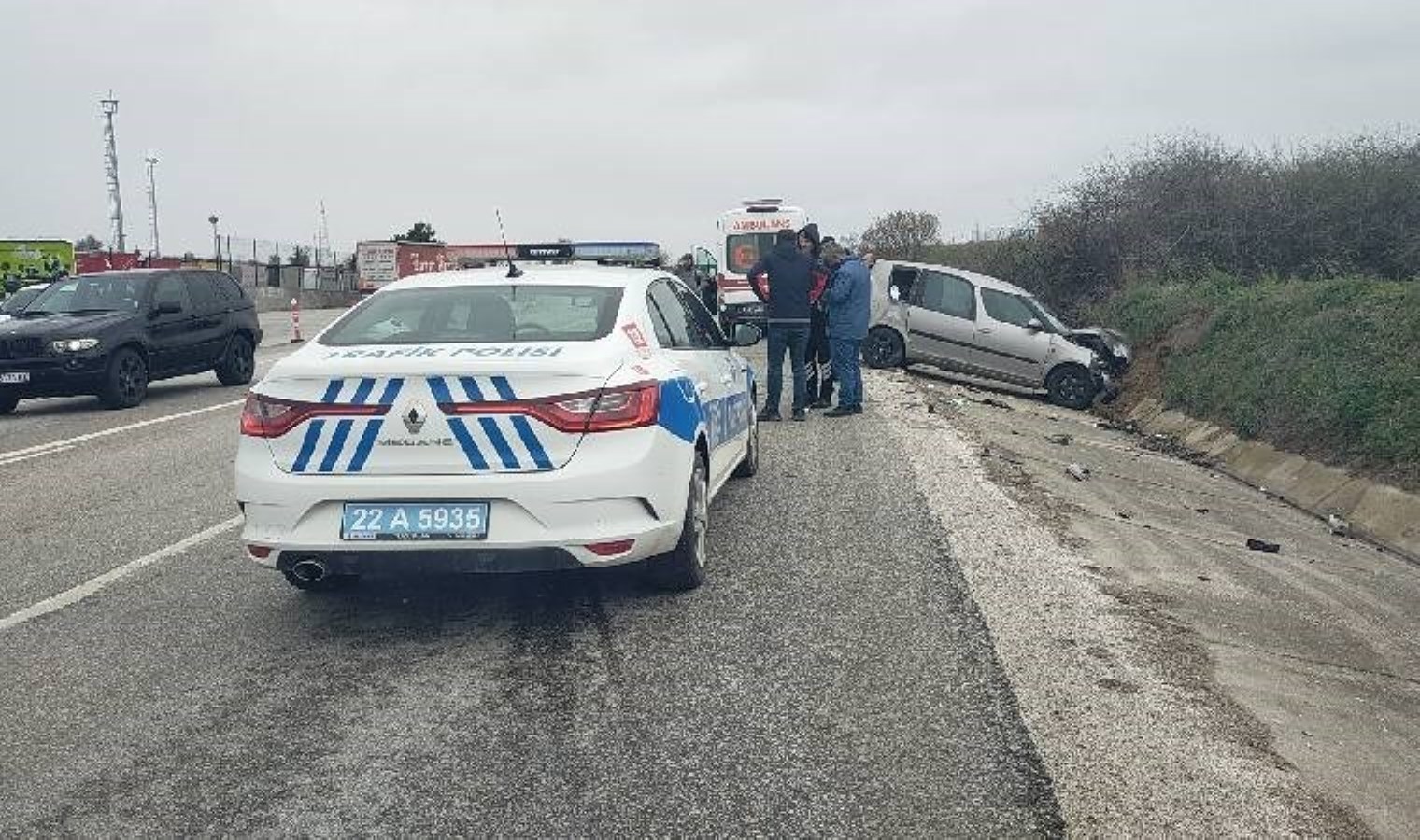 Edirne’de iki otomobil birbirine girdi… Yaralılar var!