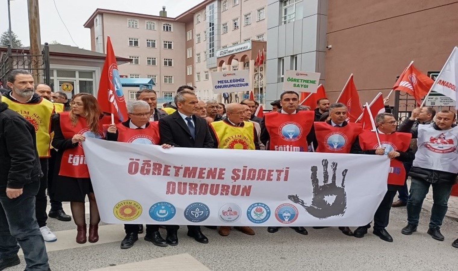 Eğitimciler şiddete karşı haykırdı: Can korkusuyla çalışmak istemiyoruz
