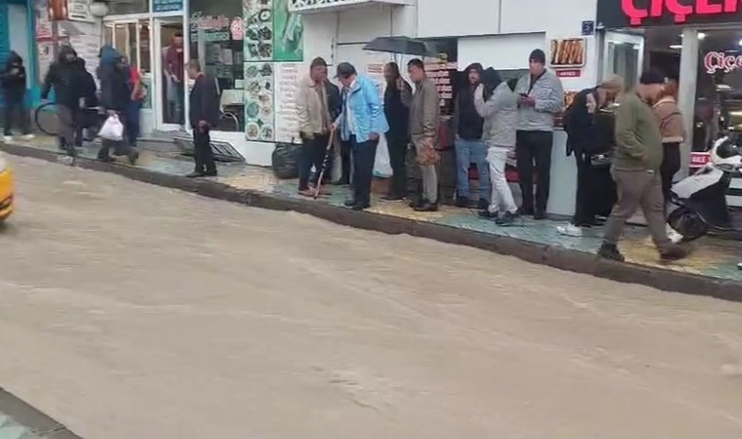 Elazığ’ı sağanak vurdu! Cadde ve sokaklar göle döndü: Yurttaşlar kaldırıma sığındı