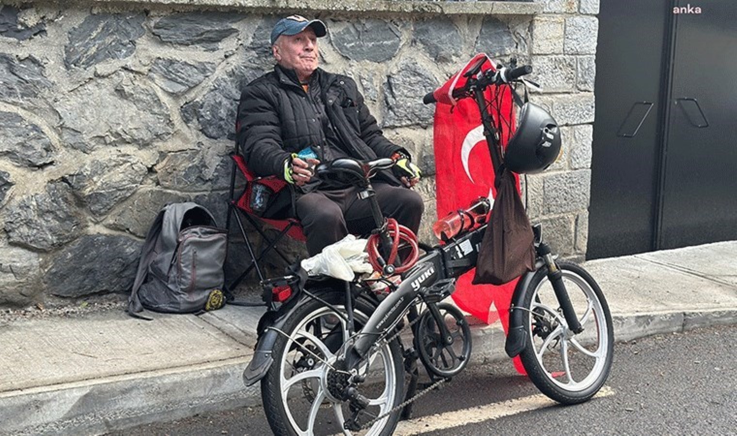 Emekli yurttaş İmamoğlu’nun evinin önünde nöbette: ‘Bir oy attım, çalındı!’