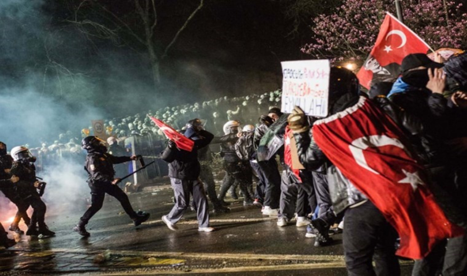 Emniyetten ‘çıplak arama’ ve ‘işkence’ suç duyurusu