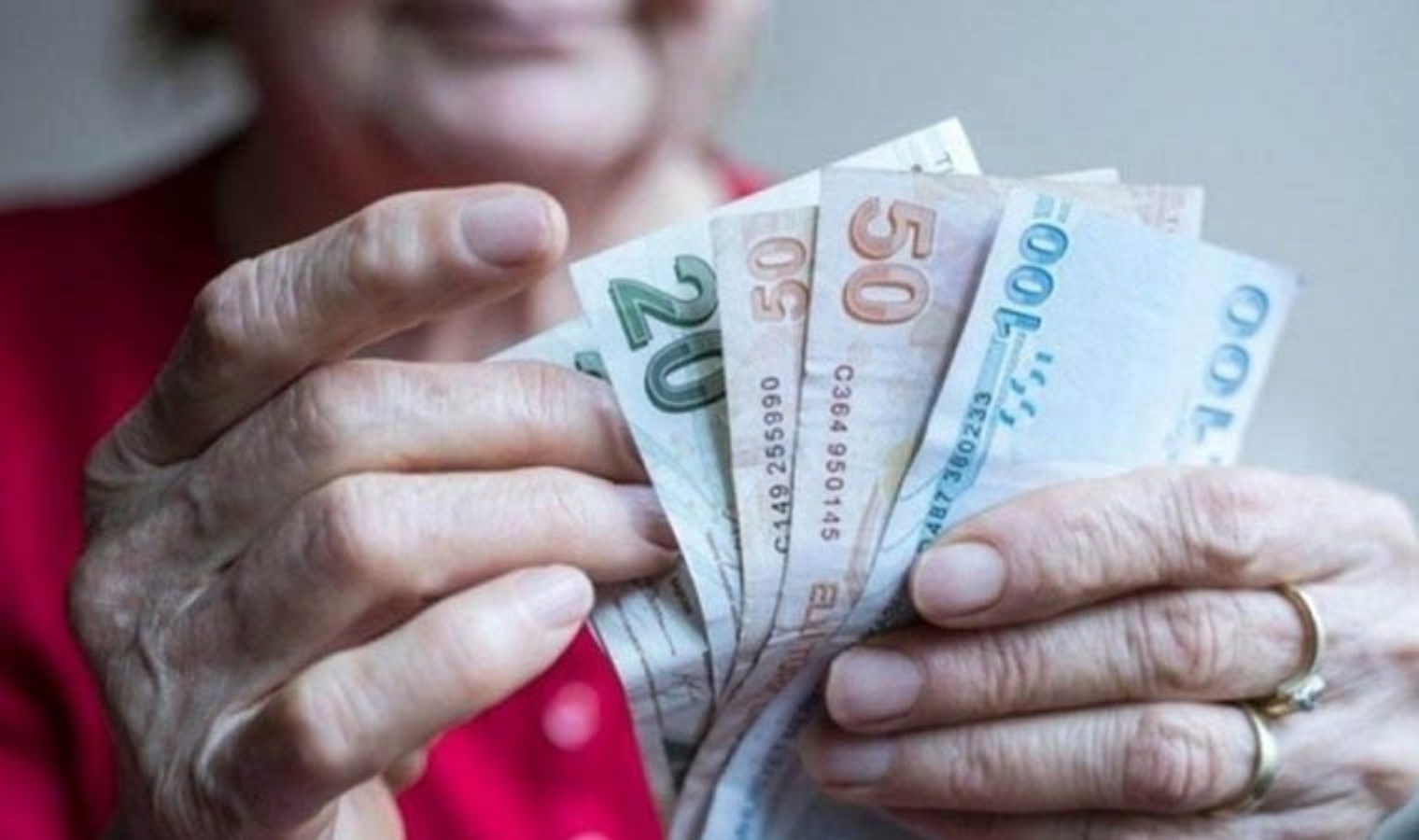 Erdoğan imzayı atmadı: Emekli bayram ikramiyesi bugün de gecikti!