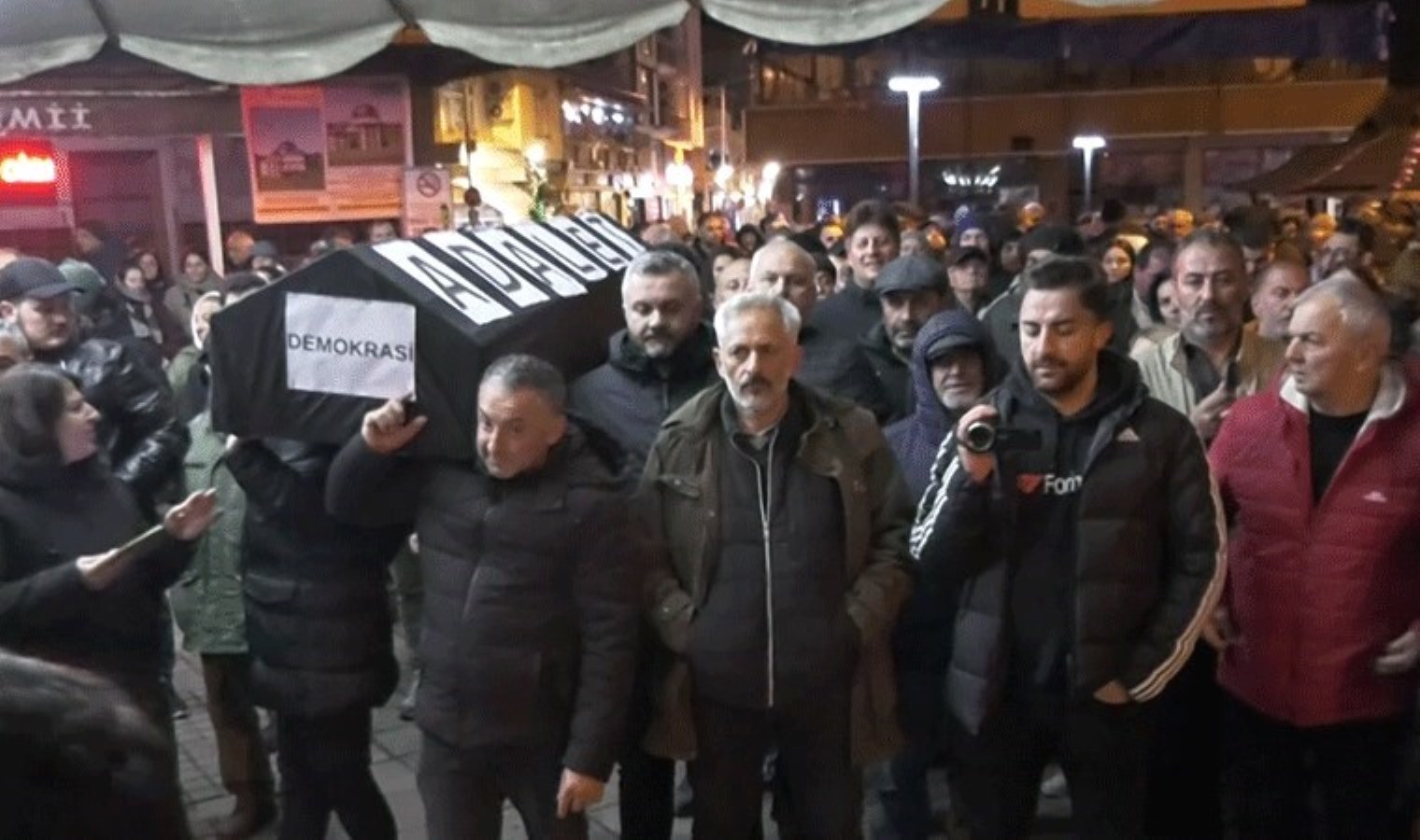 Erdoğan’ın memleketi İmamoğlu için sokakta: ‘Demokrasi’ ve ‘Adalet’ yazılı tabut taşındı!