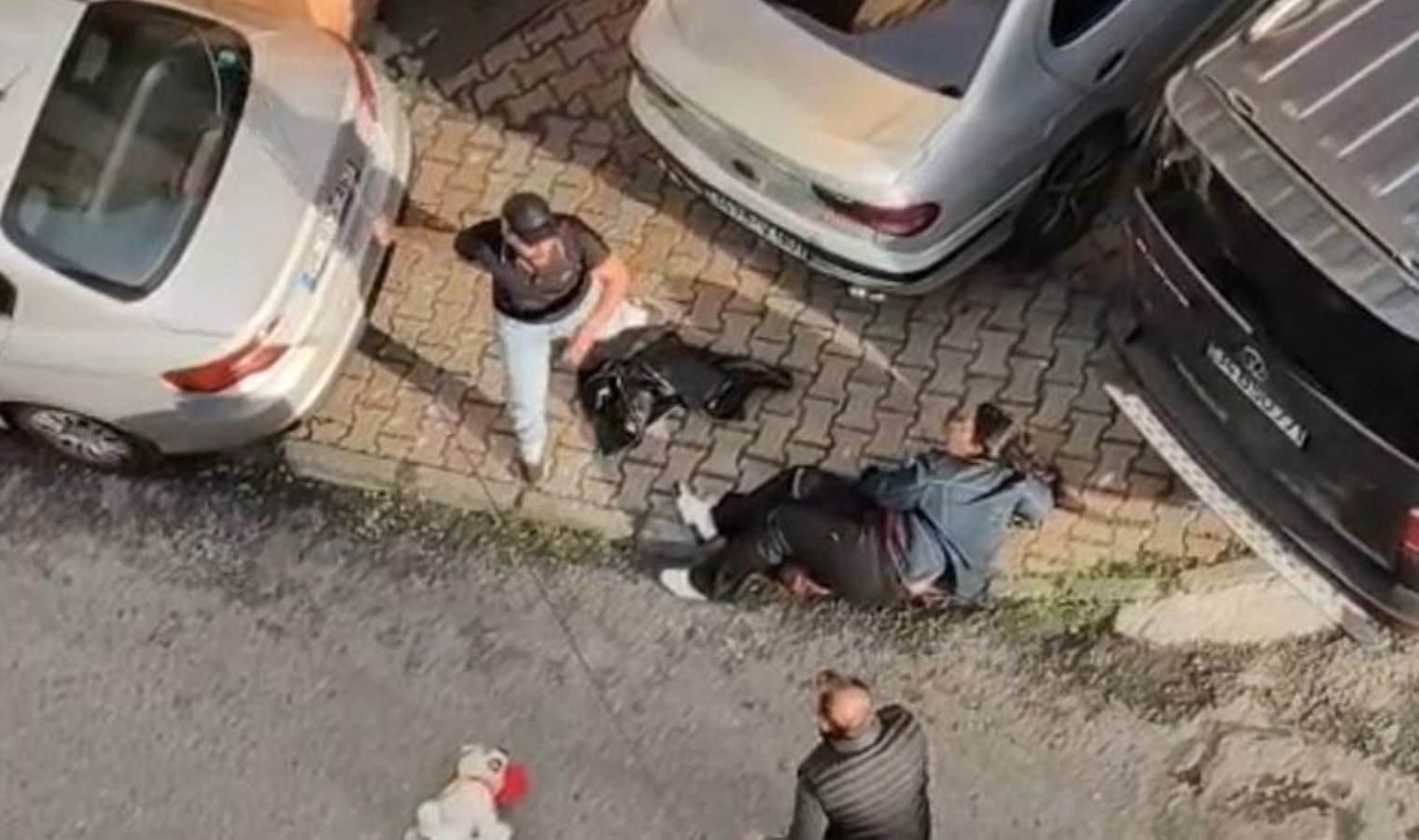 Esenler’de bir kadın sokak ortasında eşi tarafından bıçaklanarak öldürüldü