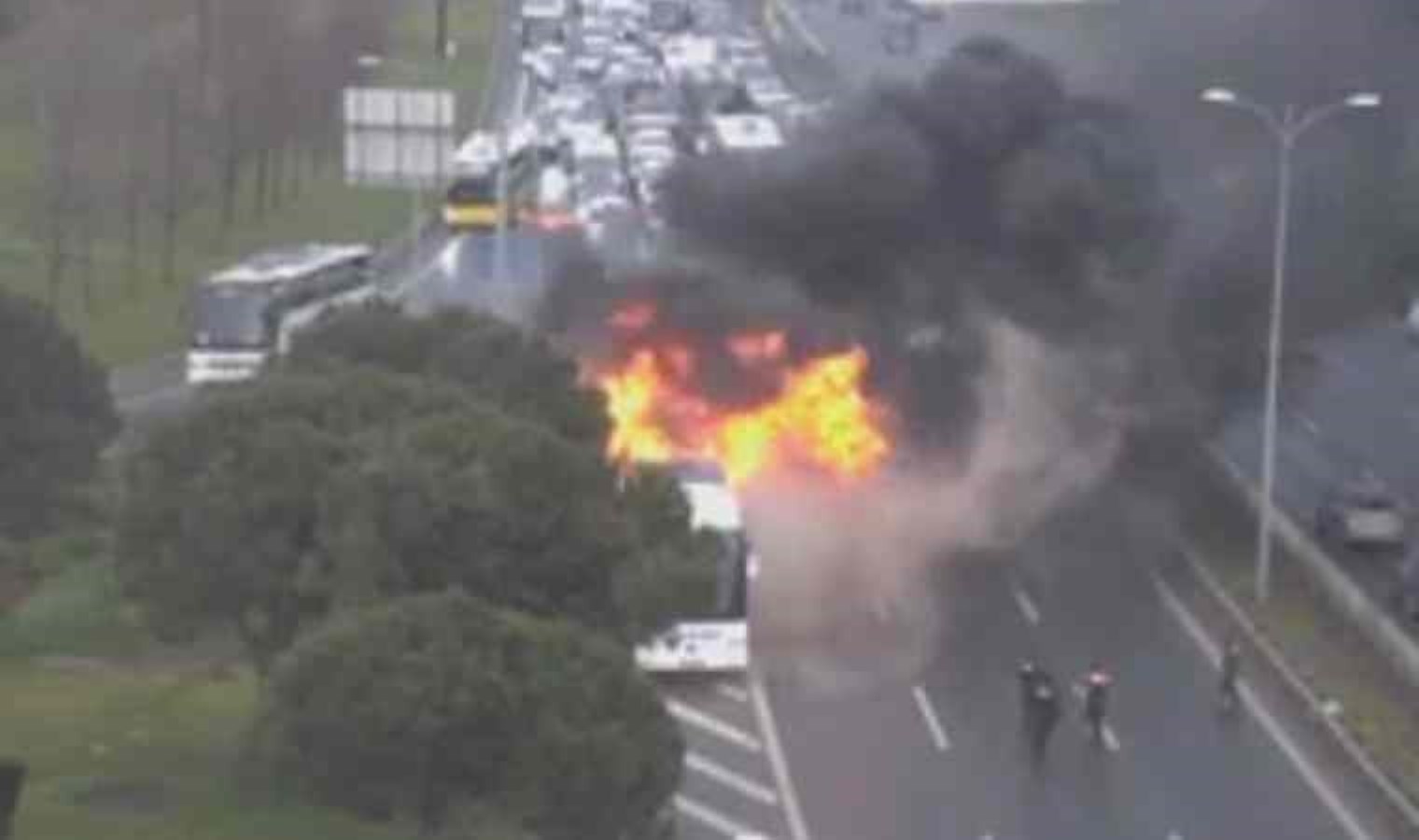 Esenler’de otobüs yangını!