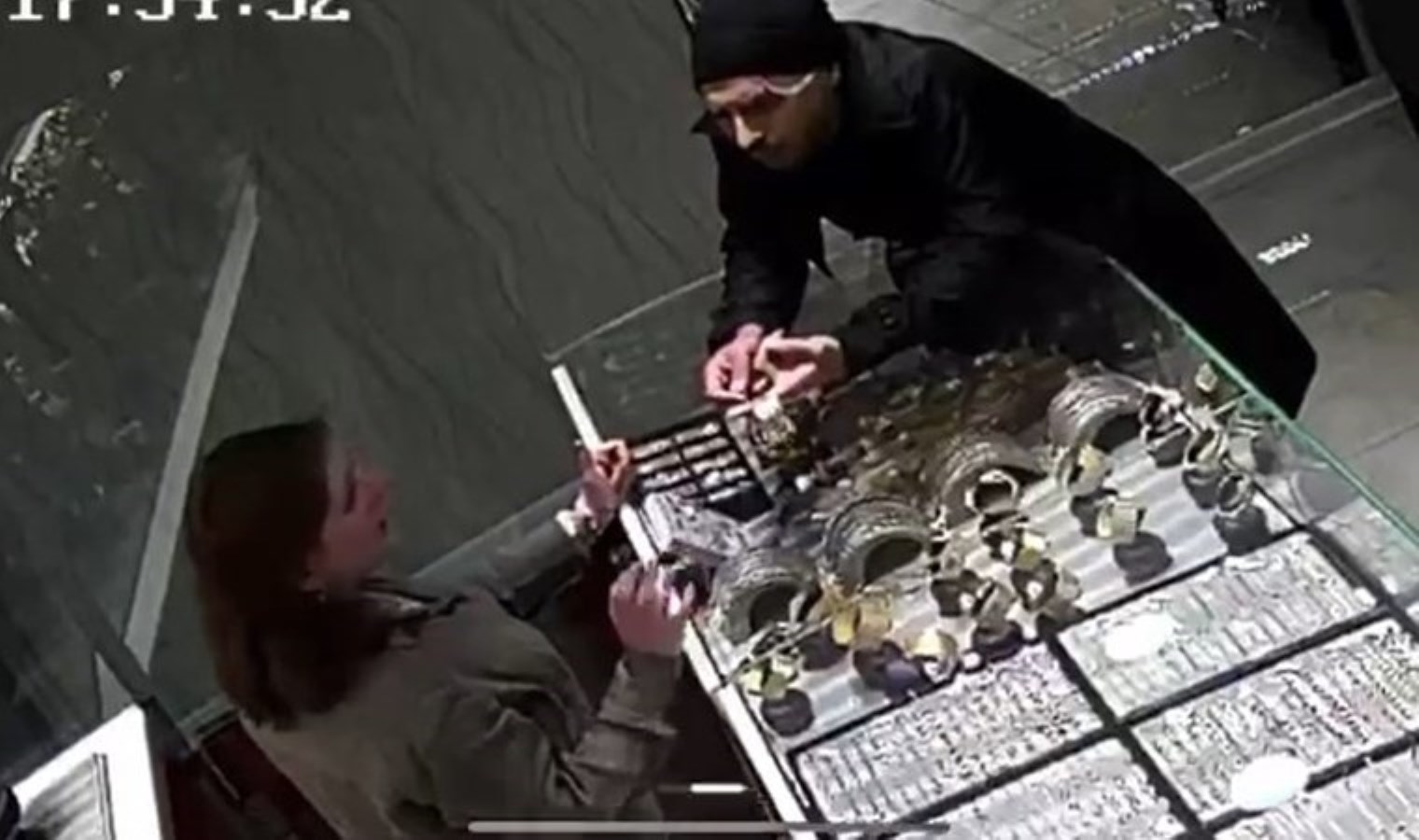 Esenyurt’ta 560 bin liralık bilezikleri alıp kaçtı!