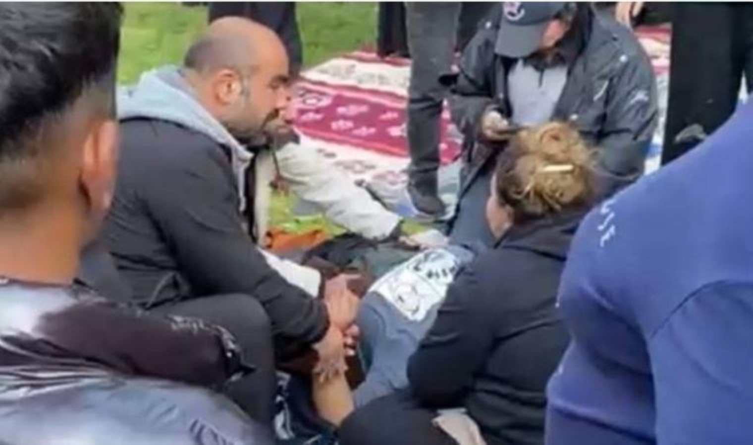 Esenyurt’ta deprem nedeniyle parkta kalan kadın ve kardeşi, ayrı yaşadığı eşi tarafından vuruldu