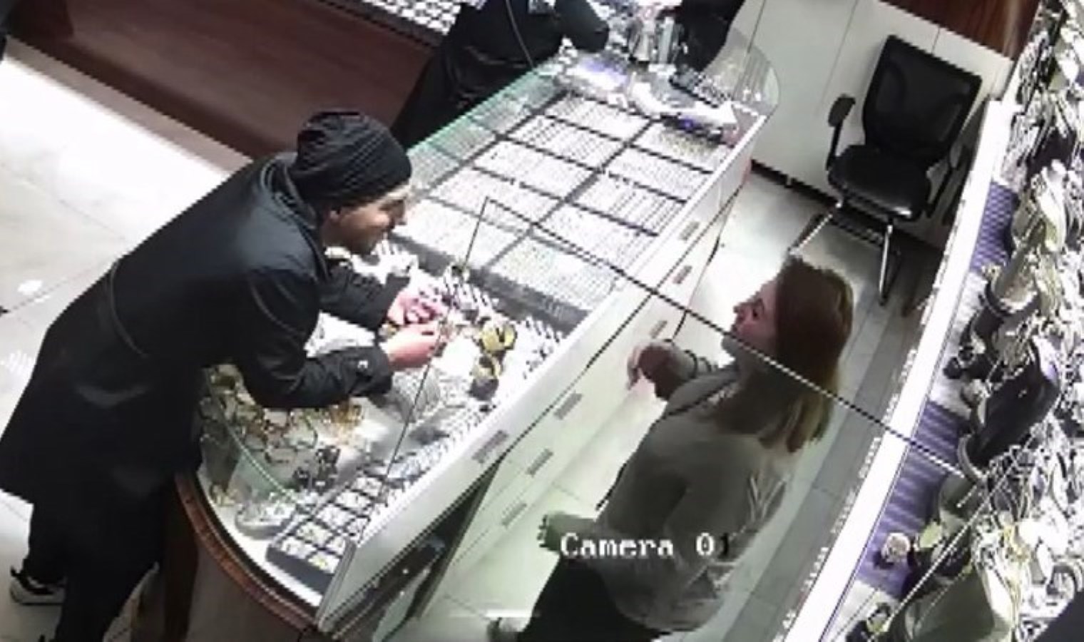 Esenyurt’ta kuyumcudan 535 bin liralık vurgun: 7 bilezik çalan hırsız yakalandı!