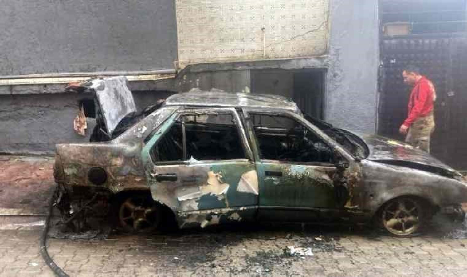 Esenyurt’ta park halindeki otomobil yandı