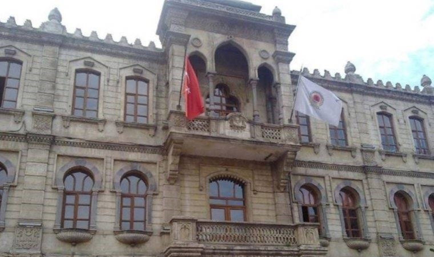 Eski belediye başkanından bayraklara 20 milyon TL