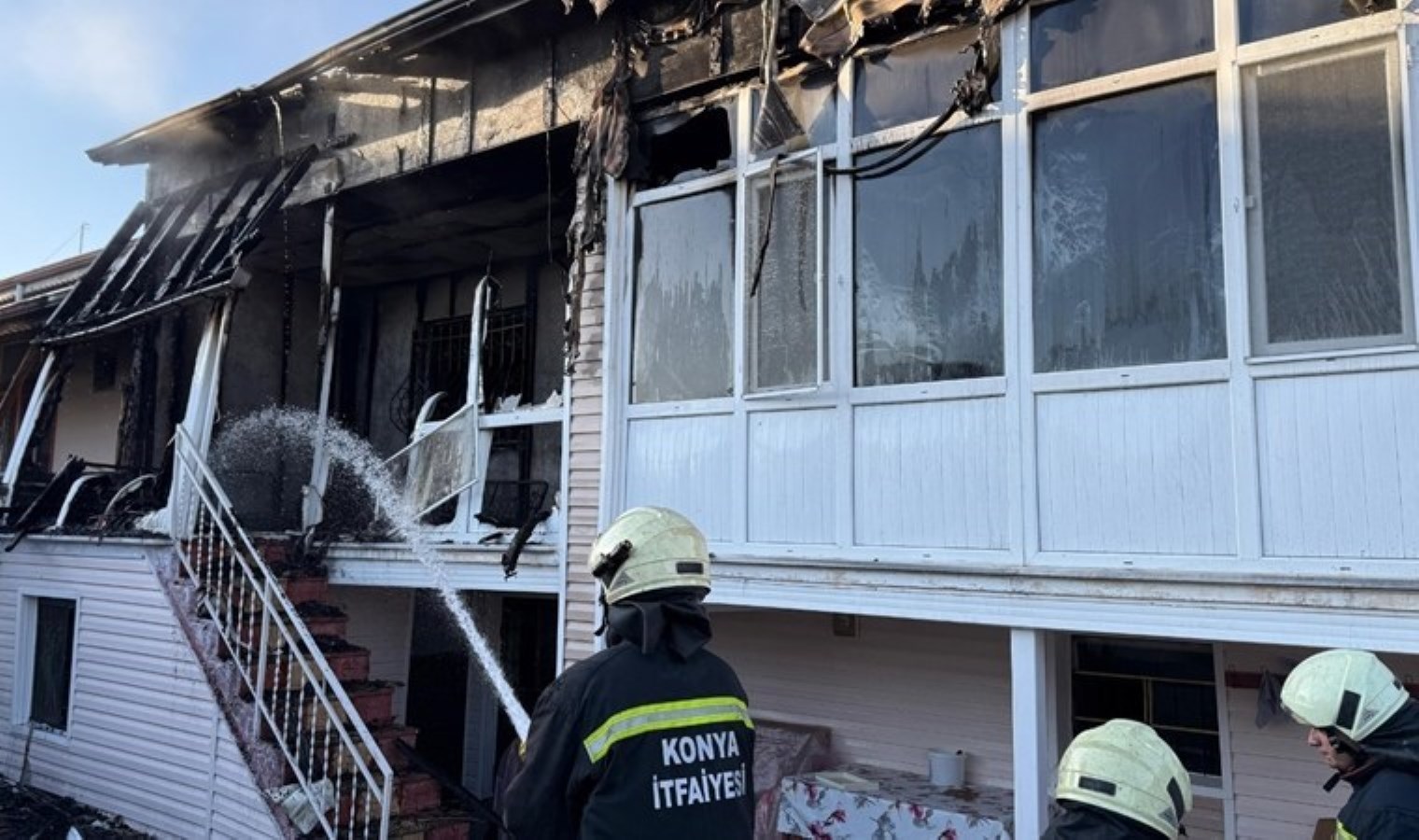 Eski eşi ile komşularını darbedip evi yaktı!