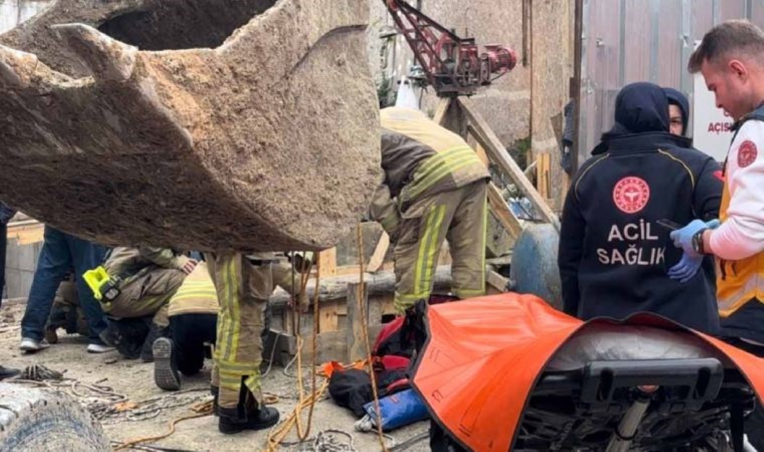 Fatih’te işçi kazılan temele düştü