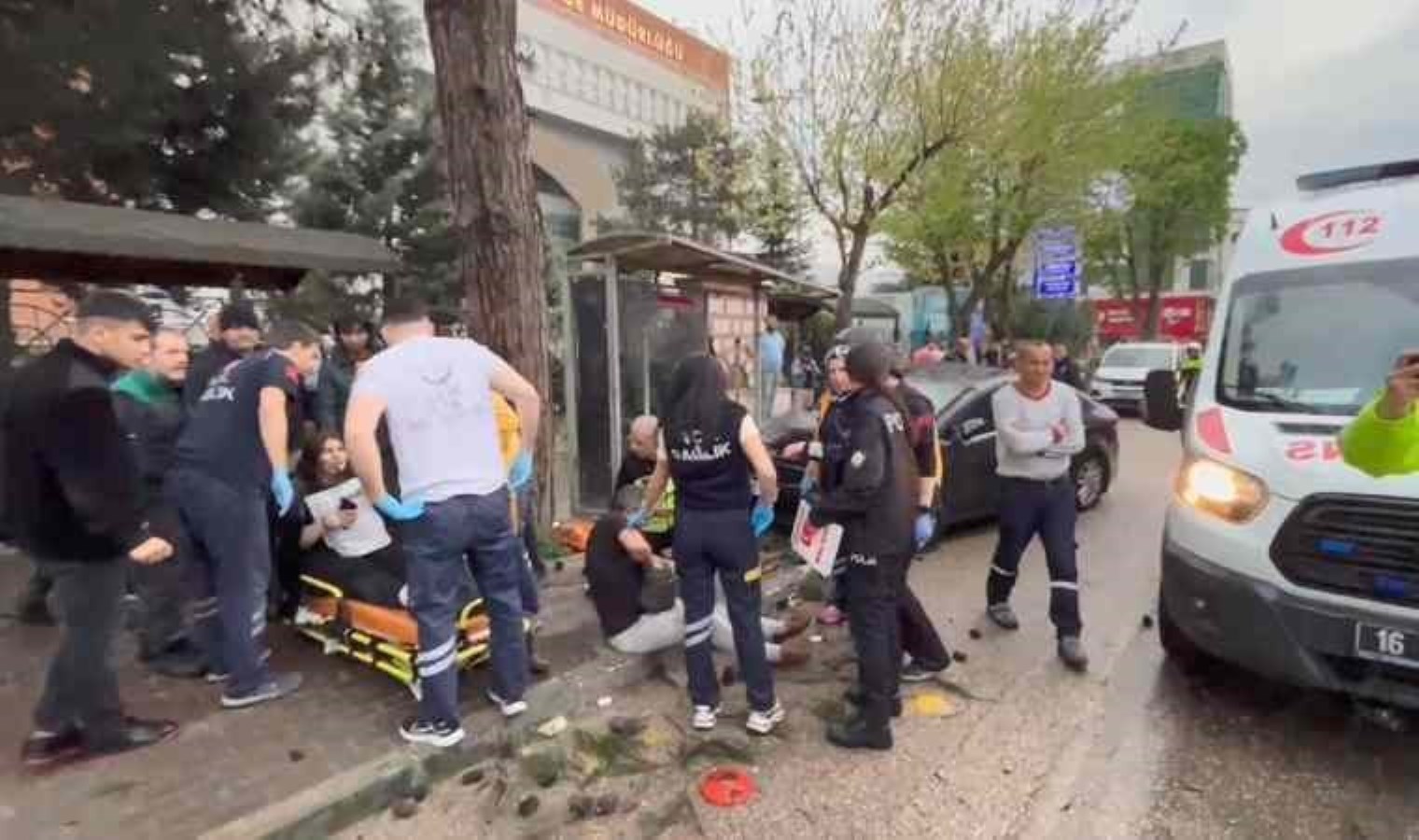 Feci kaza… Araç, otobüs durağına daldı: Yaralılar var!