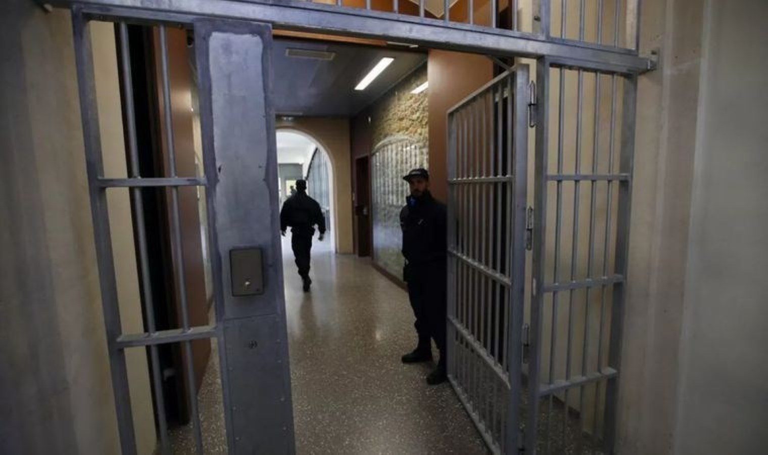 Fransa’da hapishaneler eş zamanlı hedef alındı