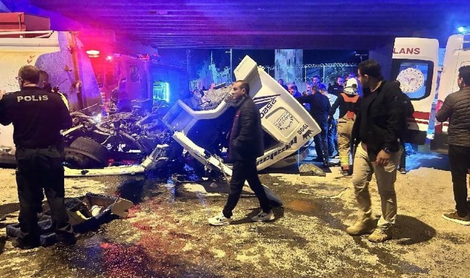 Freni patlayan arazöz, otomobile ile üst geçit duvarına çarptı: Ölü ve yaralı var!