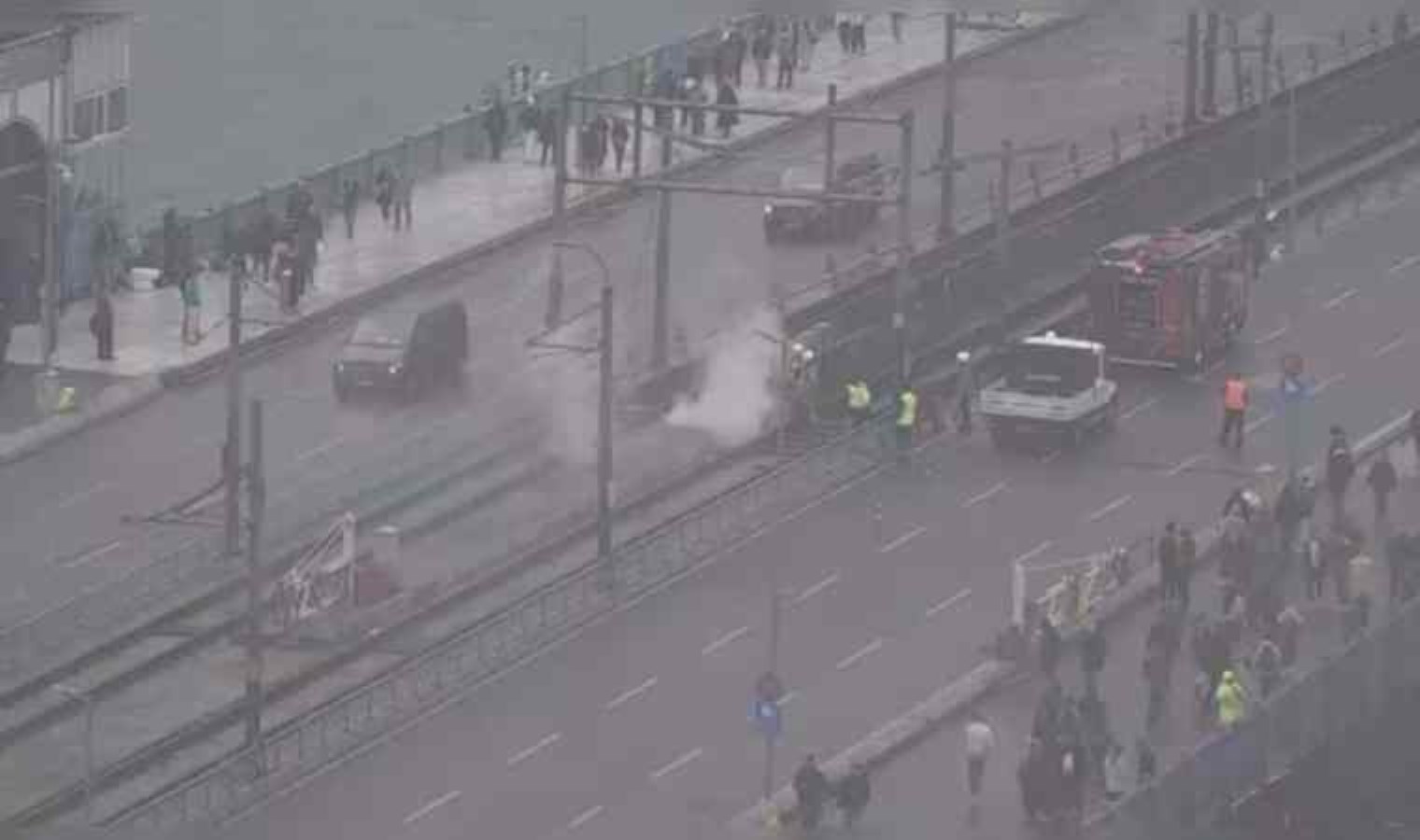 Galata Köprüsü’nde yangın! Tramvay seferleri durdu