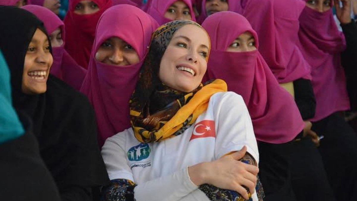 Gamze Özçelik yeni fotoğraflar! Eşiyle verdiği pozlarına beğeni yağdı