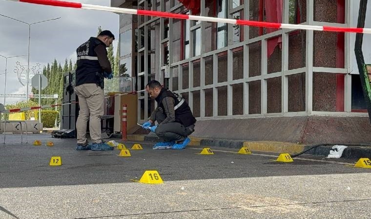 Gaziantep Havalimanı’nda kimlik kontrolünde silahlar patladı: Yaralılar var!