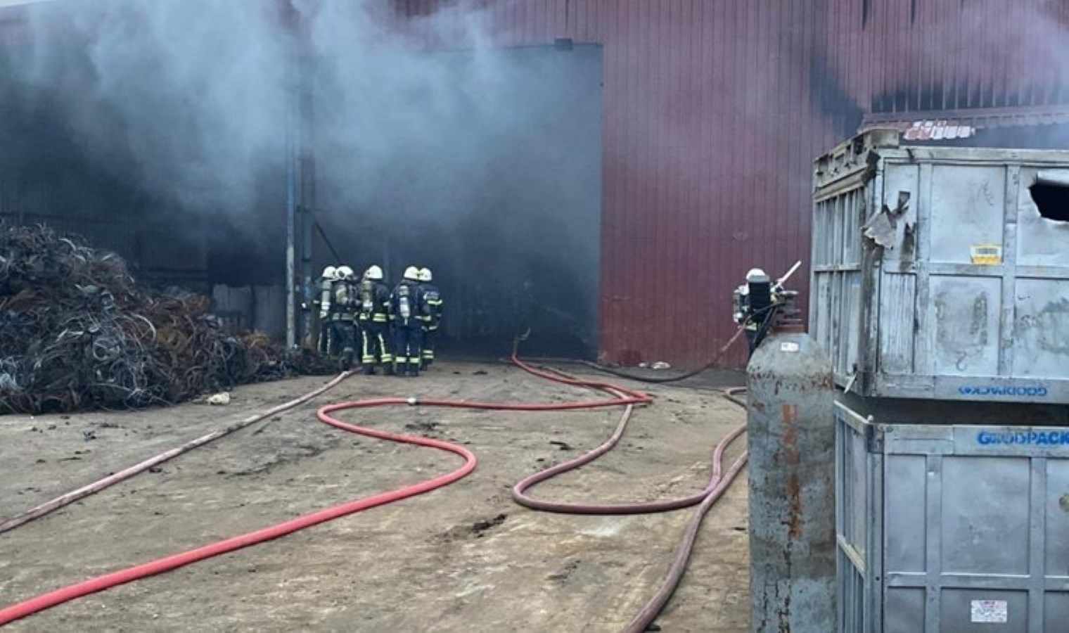 Geri dönüşüm tesisinde korkutan yangın!