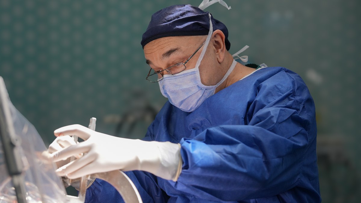 Guinness rekortmeni cerrah, 2000’inci ameliyatıyla parkinsona umut oldu