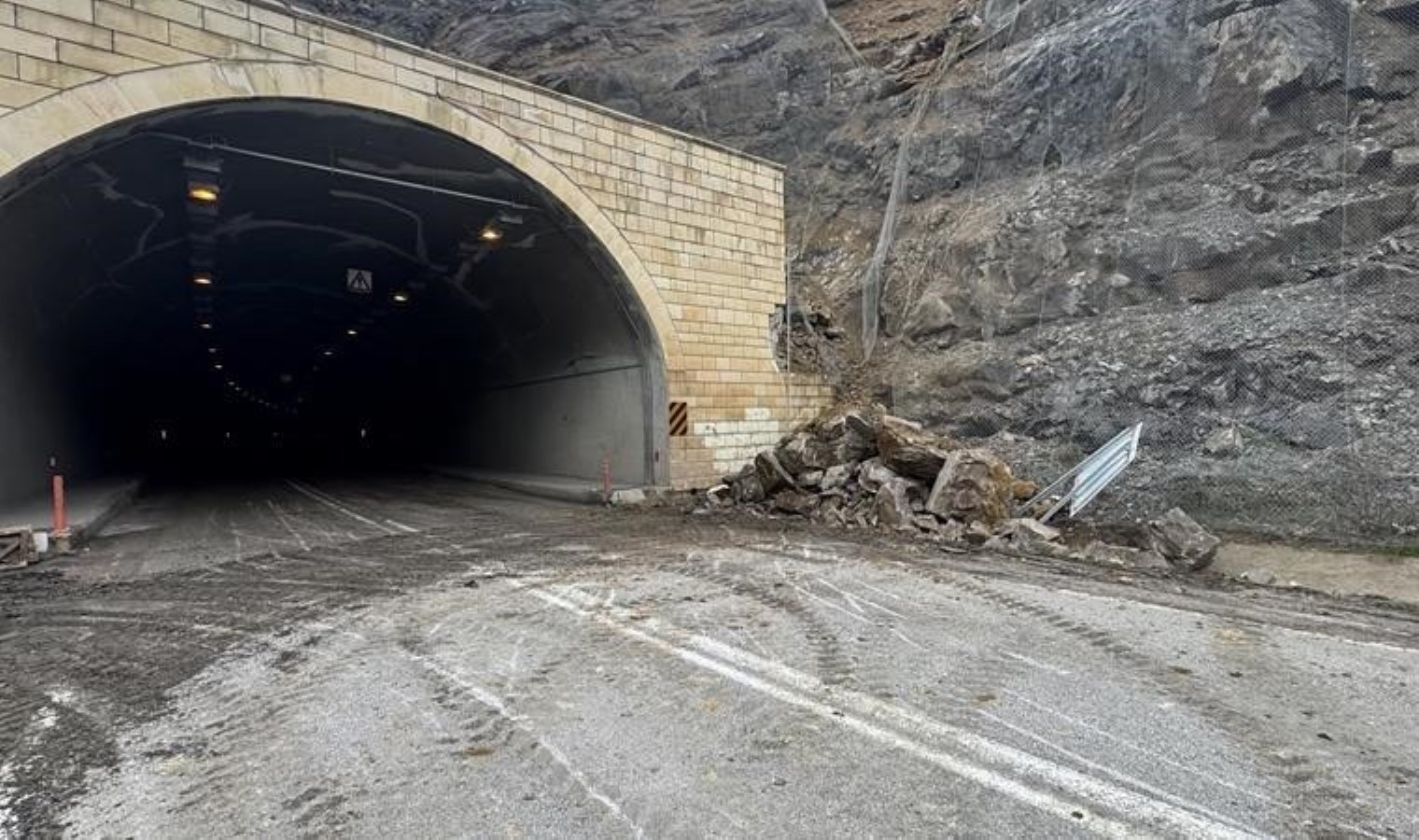 Gümüşhane Hacıemin 3 Tüneli’nde heyelan