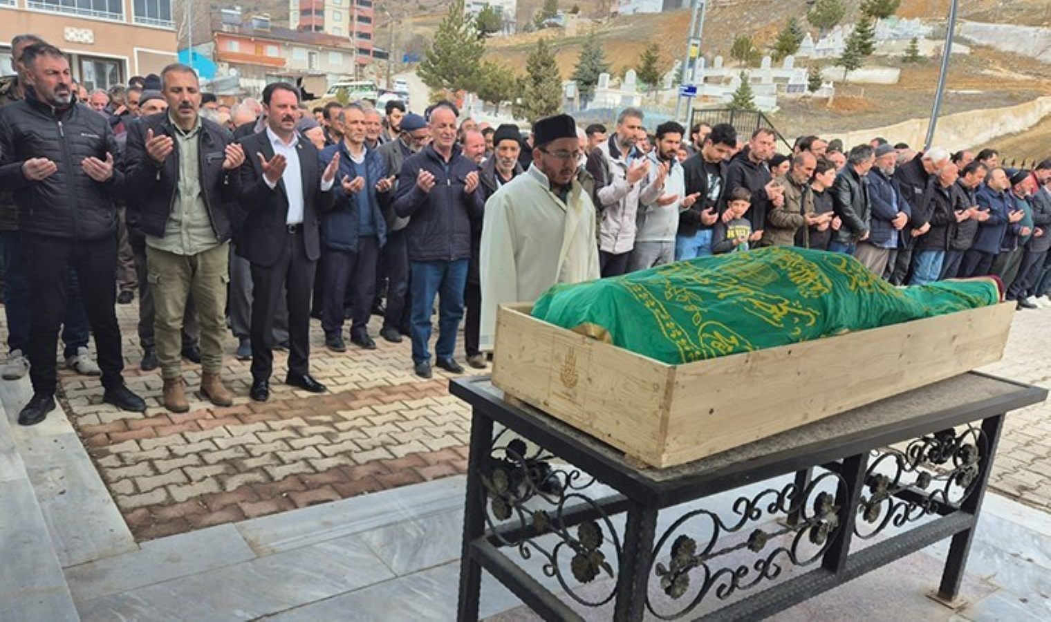 Gümüşhane’de acı olay: Annesinin tabutunun başında kalp krizi geçirdi