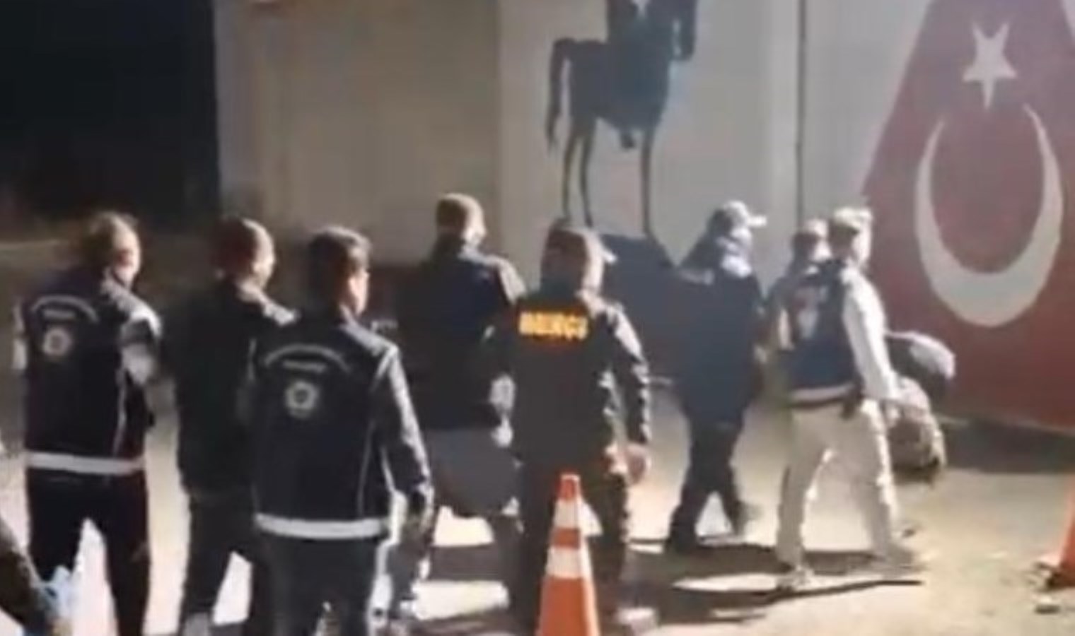 Gürcistan’a kaçacaklardı: 3 firari, TIR’da yakalandı!